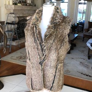 NWOT Reversible M Faux fur vest, horn shape button